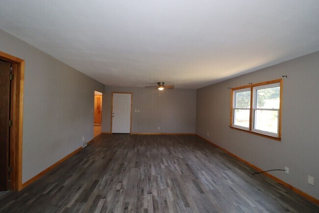 Building Photo - Spacious Home for rent!