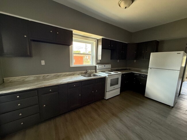 Building Photo - 3 bedroom home in College Hill