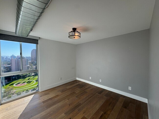 Building Photo - Luxury 2 Bedroom Condo Available at Regency House in Central Phoenix!