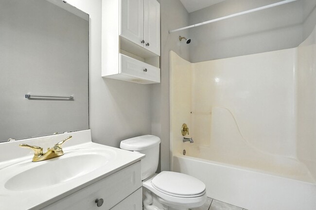 Building Photo - Move-in Ready: 2 Bedroom Condo!