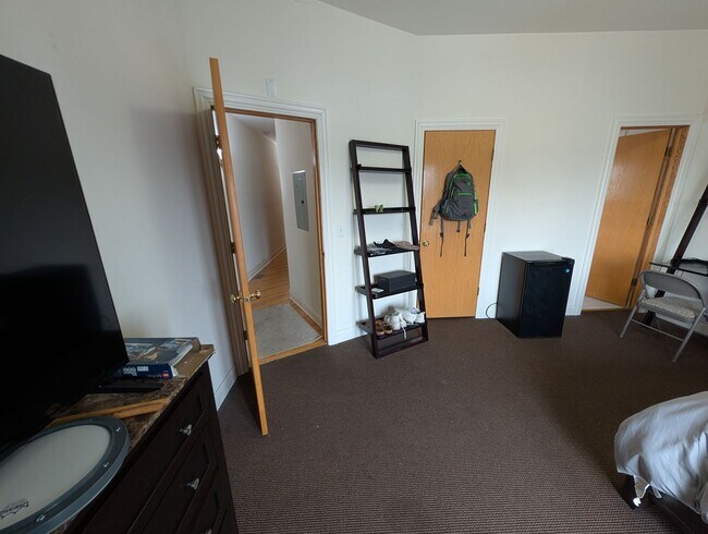 Building Photo - Rarely on the Market! Luxury 4-Bed/3-Bath Duplex in Lincoln Park