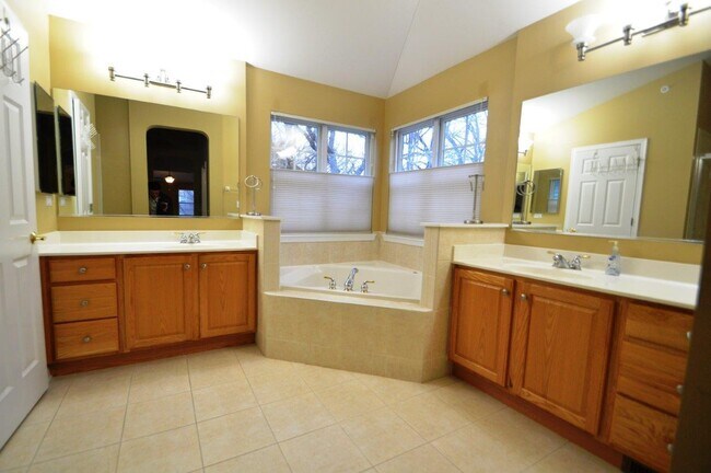 Building Photo - 8095 Boulder Ct