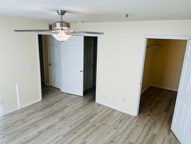 Building Photo - Spacious 2nd Floor 2B/2B Unfurnished Condo...