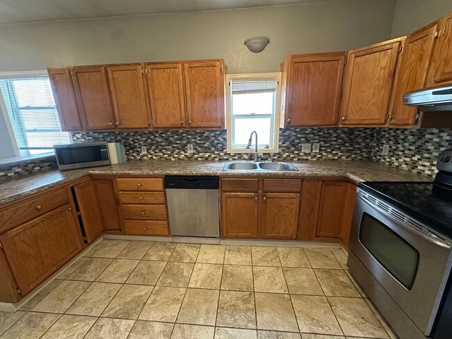 Building Photo - Updated 3-bed 1-bath upper home in Sunnyside with clean finishes and a fresh contemporary feel!