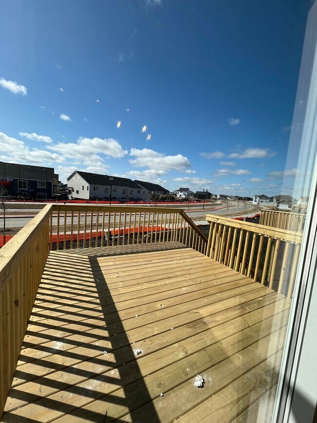 Building Photo - 3 Bed 3 Bath TownHome