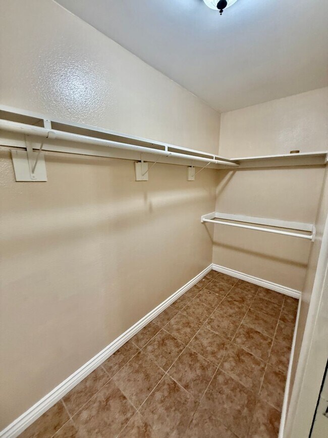 Building Photo - Large Single Story Home w/Loft