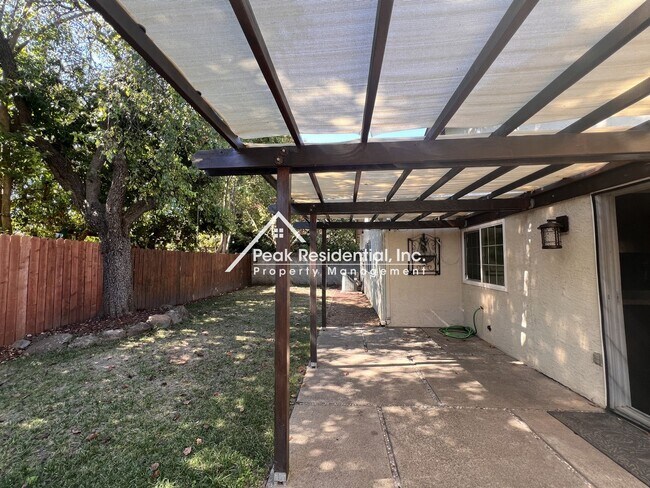Building Photo - 5541 Walnut Ave