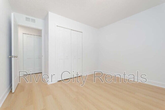 Building Photo - 1074 SE 52nd St
