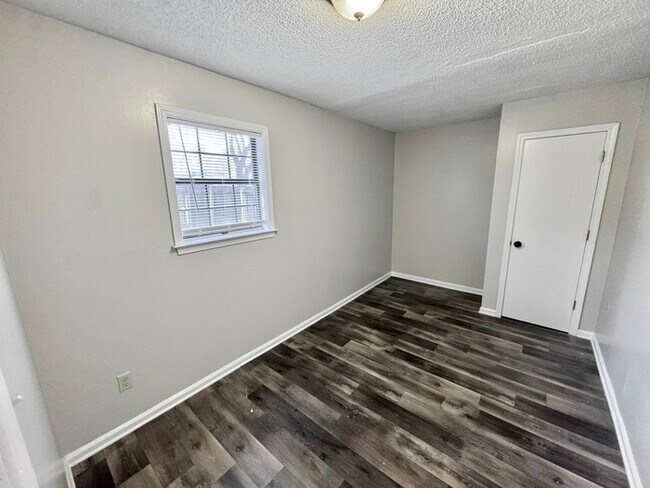 Building Photo - 4964 Barkshire Dr