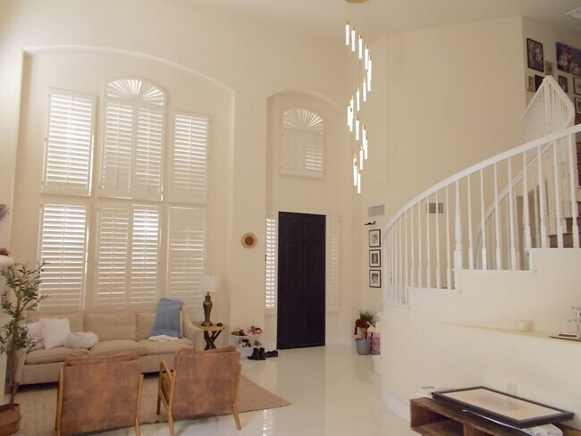 Building Photo - Stunning Fully Remodeled Luxury Home in Peccole Ranch