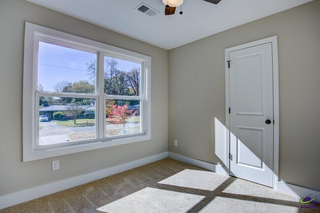 Building Photo - 523 E Chappell St