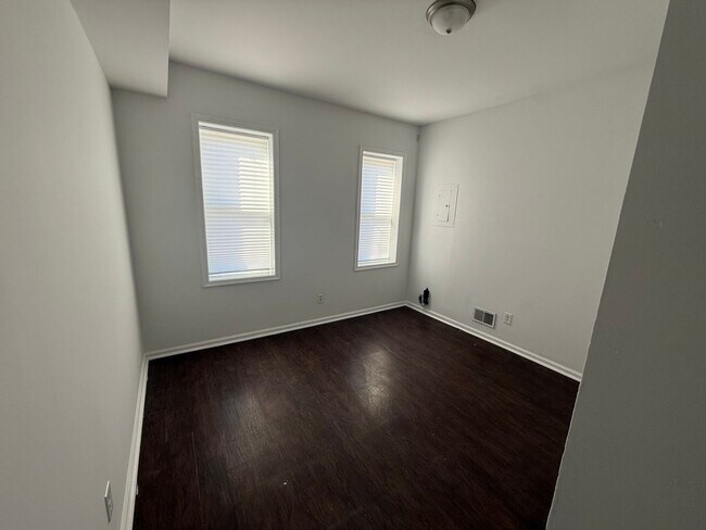 Building Photo - Freshly updated 2-bedroom unit, $1,450.00, Southbridge neighborhood, Wilmington
