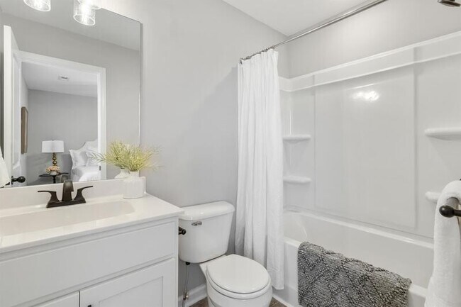 Building Photo - 1115-D2 Hillwood Dr