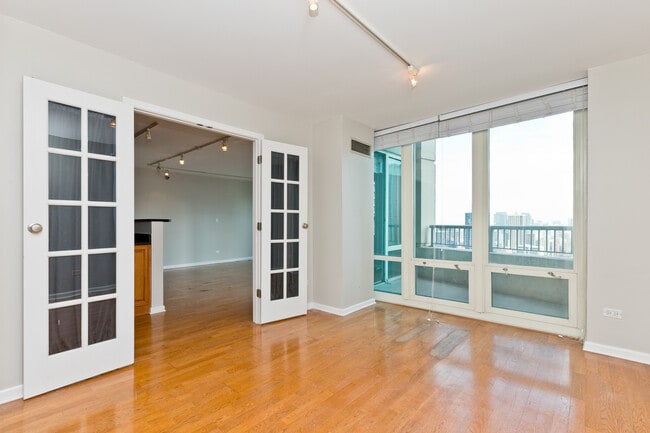 Building Photo - 345 N La Salle Dr