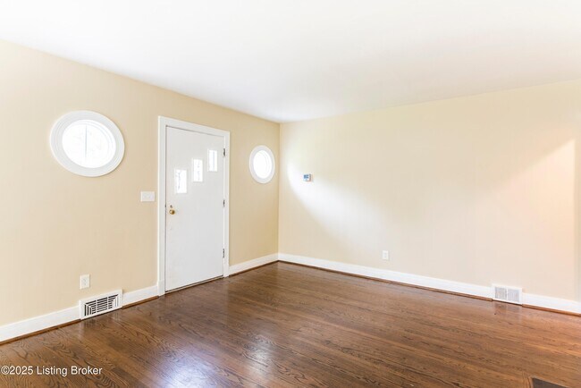Building Photo - 2512 Gardiner Ln