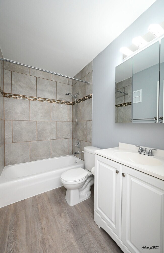 Building Photo - 9360 Bay Colony Dr
