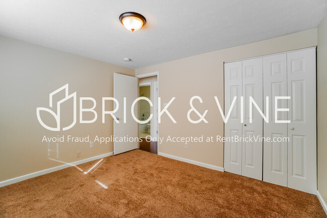 Building Photo - 7027 Lemert Ln