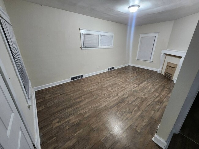 Building Photo - Charming 5-Bedroom Property in Prime Location (Section 8 vouchers Accepted)