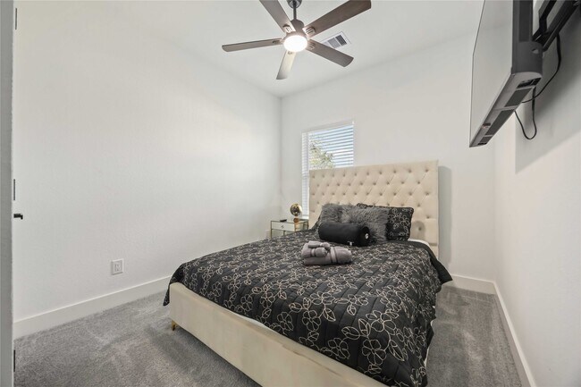 Building Photo - 964 Lucky St