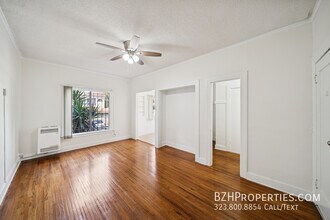Building Photo - 1267 Vin Scully Ave