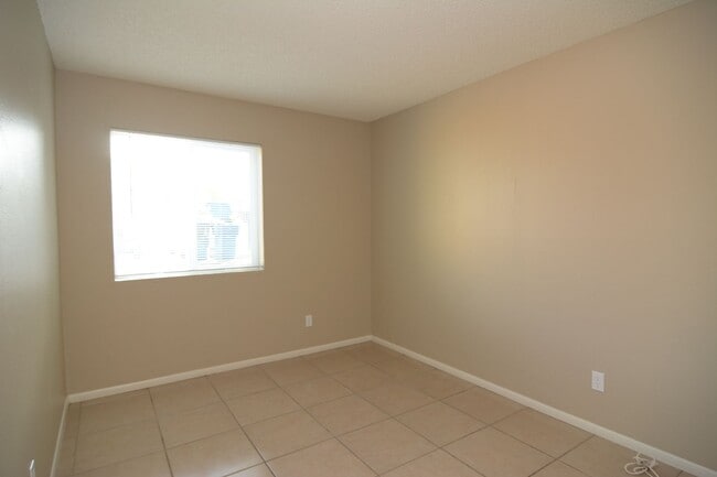 Building Photo - 2 Bedroom 1 Bath Apartment! Close to the U...