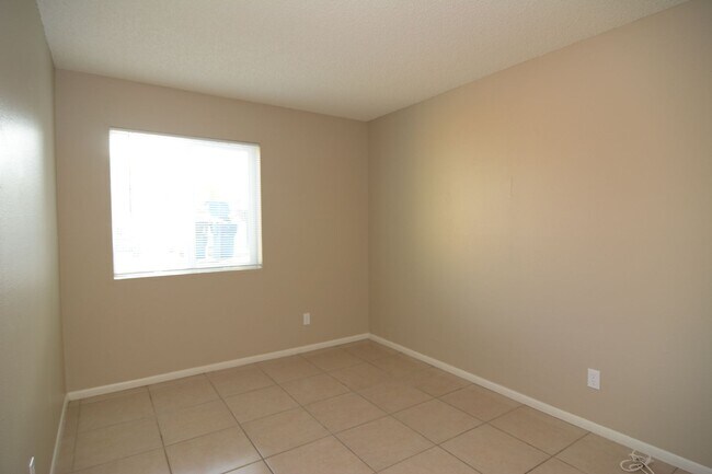 Building Photo - 2 Bedroom 1 Bath Apartment! Close to the UofA and Downtown!