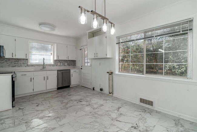 Building Photo - 2113 Cresswell Dr