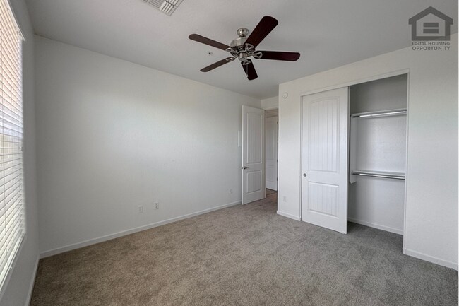 Building Photo - 2Bed/2Bath 2nd Floor Condo in North Scottsdale! Ready for Immediate Move-In! -- Gated Community! ...