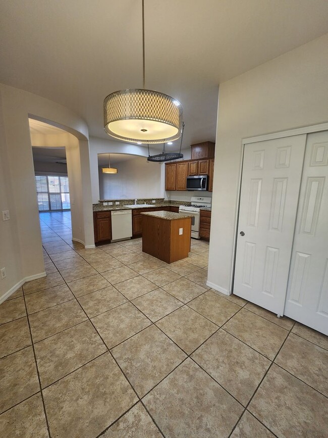 Building Photo - 4 bedroom townhome offers modern comfort i...