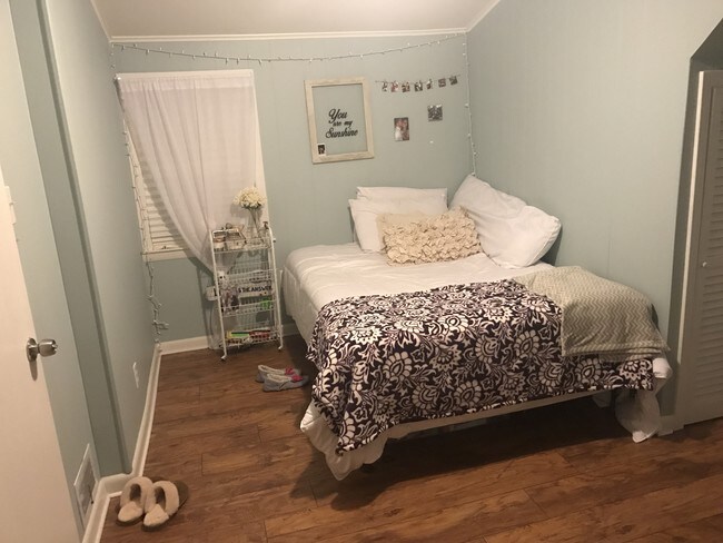 Building Photo - 677 Old Town Rd