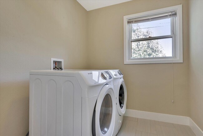 Building Photo - Wow! What a Great Home! SHORT TERM LEASE T...