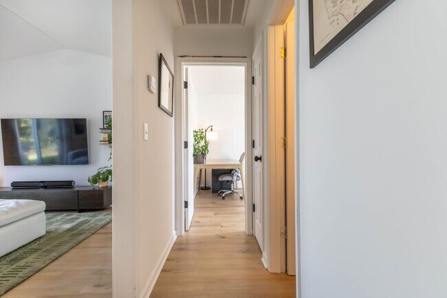 Building Photo - READY SOON! Beautifully Updated 3BR/2BA Ho...