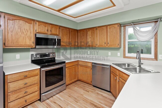Building Photo - 8912 Highland Oaks Dr