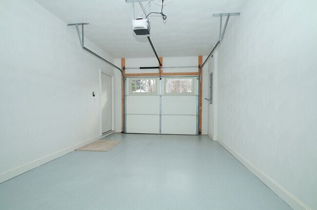 Building Photo - Quality 3 BR Townhome; Convenient to Med C...