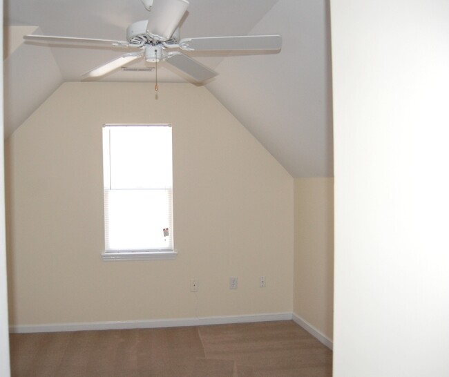 Building Photo - Student Friendly Huge 4 BR house, 5 minute...