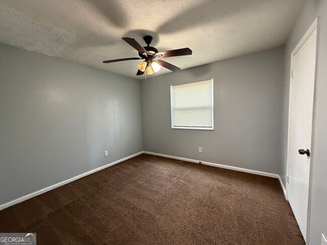 Building Photo - 804 Emerald Forest Cir SW