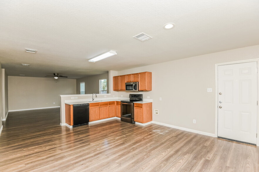 Building Photo - 4936 Water Ridge Ln