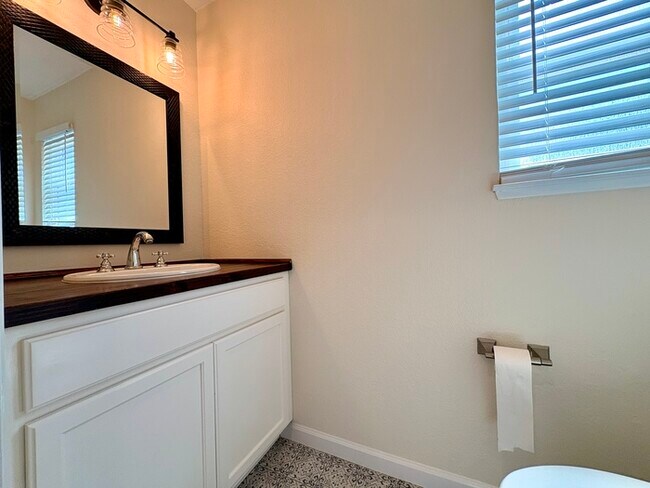 Building Photo - Beautiful 3 Bedroom, 2.5 Bathroom Fully Remodeled Home in Orangevale!