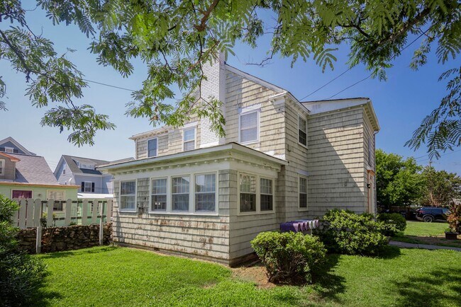 Building Photo - 2414 Arctic Ave
