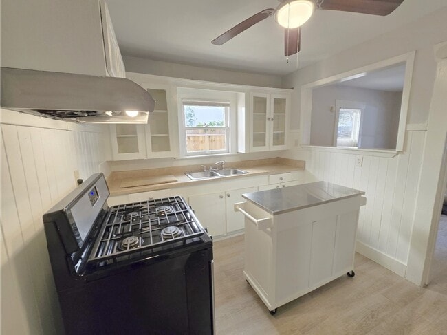 Building Photo - 2812 St Emanuel St