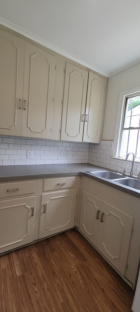 Building Photo - Amazing 4 bedroom/2 bath Two-story home wi...