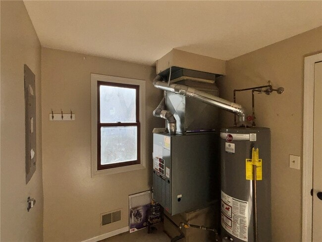 Building Photo - 16 Walnut Cir