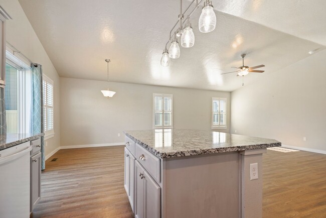 Building Photo - Newer 3 Bedroom Home in Kuna _ Pet Friendl...