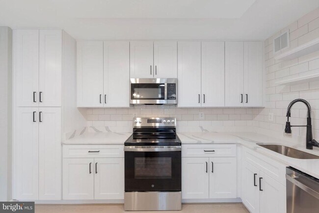 Building Photo - 205 Yoakum Pkwy