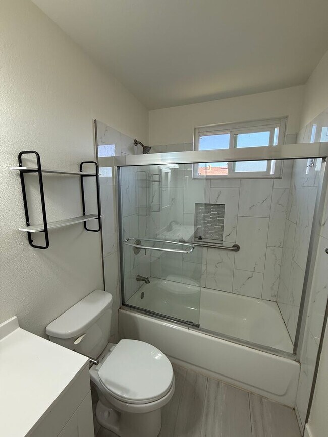 Building Photo - 4 Bedroom, 2 Bath Home with Large Yard + Two Car Garage