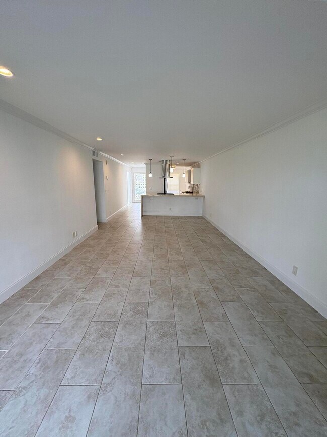 Building Photo - 1020 Silk Oak Terrace