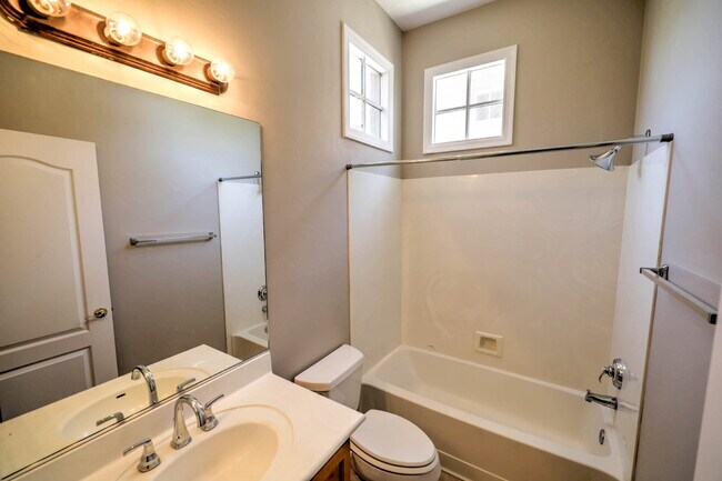 Building Photo - "Charming 2-Bedroom Oasis with Scenic View...