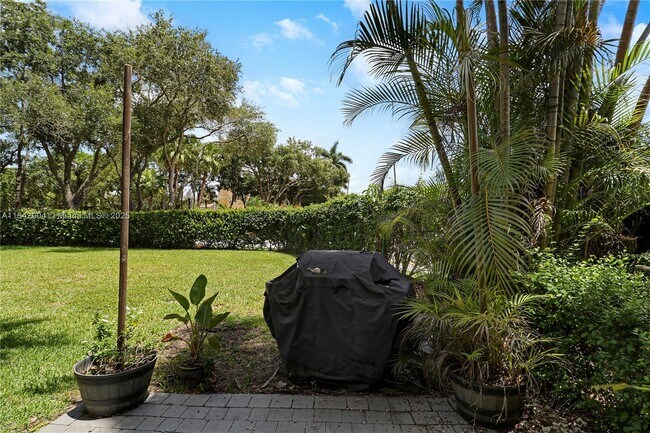Building Photo - 6047 Seminole Gardens Cir