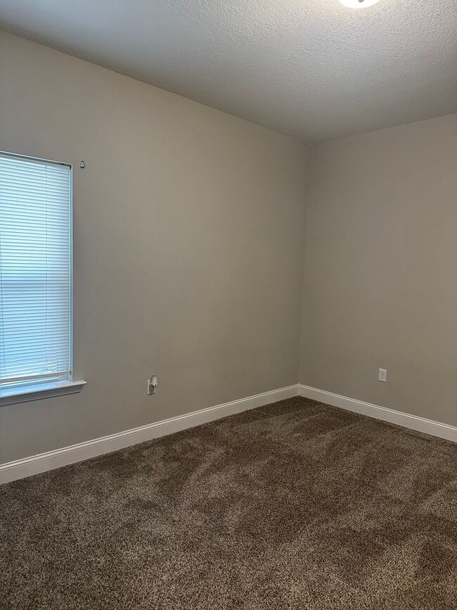 Building Photo - For Rent