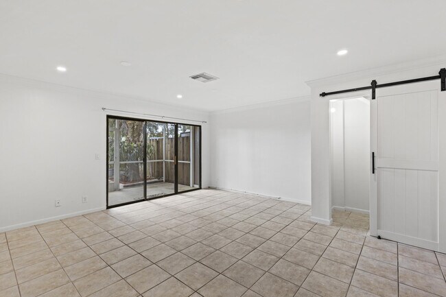 Building Photo - 814 Hill Dr